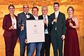 Der Bayerischen Staatsehrenpreis ging an das Weingut Jürgen Hofmann in Sand. Das Bild zeigt (von links): die Fränkische Weinprinzessin Emmi Wendemuth, Artur Steinmann (Präsident des Fränkischen Weinbauverbandes), Winzer Jürgen Hofmann, Hubert Bittlmayer (Amtschef des Bayerischen Landwirtschaftsministeriums), Winzersohn David Hofmann und die Fränkische Weinprinzessin Linda Keller.