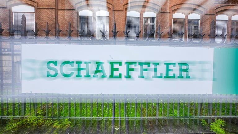Massiver Arbeitsplatzabbau bei Schaeffler in Schweinfurt angekündigt: Das Unternehmen begründet den Schritt mit einem angespannten Marktumfeld, Synergieeffekten aus der Übernahme von Vitesco sowie Transformationsprozessen in der Automobilbranche. Massiver Arbeitsplatzabbau bei Schaeffler in Schweinfurt angekündigt: Das Unternehmen begründet den Schritt mit einem angespannten Marktumfeld, Synergieeffekten aus der Übernahme von Vitesco sowie Transformationsprozessen in der Automobilbranche.