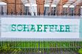 Massiver Arbeitsplatzabbau bei Schaeffler in Schweinfurt angekündigt: Das Unternehmen begründet den Schritt mit einem angespannten Marktumfeld, Synergieeffekten aus der Übernahme von Vitesco sowie&nbsp; Transformationsprozessen in der Automobilbranche.