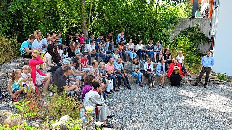 Große Freude herrschte bei einen Beteiligten über den neuen naturnahen Pausenhof der Dr.-Karl-Kroiß-Schule.Foto: Dr.-Karl-Kroiß-Schule Große Freude herrschte bei einen Beteiligten über den neuen naturnahen Pausenhof der Dr.-Karl-Kroiß-Schule.Foto: Dr.-Karl-Kroiß-Schule