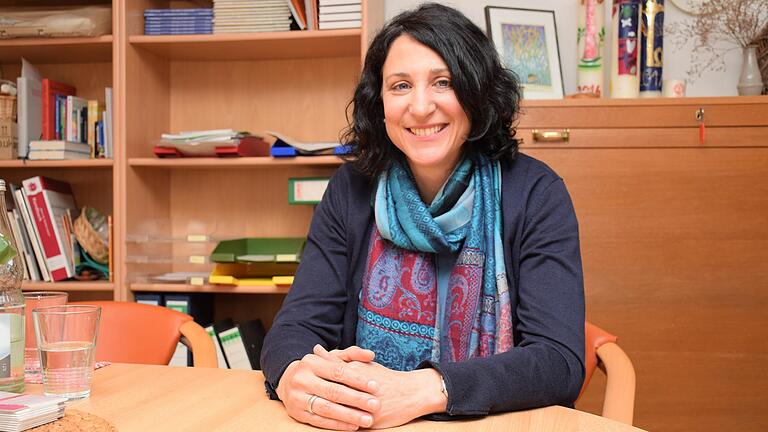Kerstin Baderschneider, derzeit noch Pfarrerin in Hagenbüchach im Dekanat Neustadt/Aisch, freut sich auf ihre Zeit als Dekanin in Kitzingen. Kerstin Baderschneider, derzeit noch Pfarrerin in Hagenbüchach im Dekanat Neustadt/Aisch, freut sich auf ihre Zeit als Dekanin in Kitzingen.