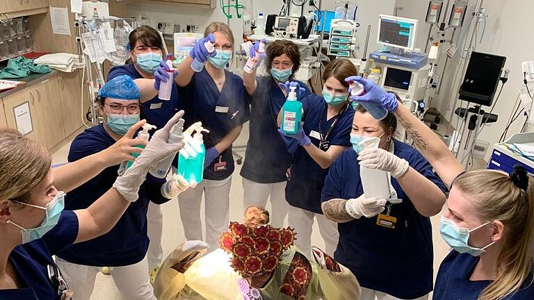 Mit diesem humorvoll gemeinten Foto machte der Rhön-Klinikum Campus im März 2020 zu Beginn der Pandemie auf die Gefahren durch das Coronavirus aufmerksam. Gut ein Jahr später wird trotz zuletzt rückläufiger Infektionszahlen weiter gewarnt. Mit diesem humorvoll gemeinten Foto machte der Rhön-Klinikum Campus im März 2020 zu Beginn der Pandemie auf die Gefahren durch das Coronavirus aufmerksam. Gut ein Jahr später wird trotz zuletzt rückläufiger Infektionszahlen weiter gewarnt. 