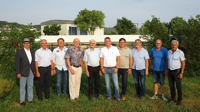 Sein 50. Jubiläum feierte der Abwasserverband 'Zellinger Becken' stilecht auf der Zentralkläranlage in Retzbach mit (von links): Herbert Hemmelmann (Himmelstadt), Karl Gerhard (Retzstadt), Stefan Wohlfart (Zellingen), Harald Führer, Arno Sohn und Philipp Kromczynski, Arno Mager (Leinach), Michael Röhm (Thüngersheim), Thomas Hemmelmann und Thomas Benkert (Erlabrunn). Sein 50. Jubiläum feierte der Abwasserverband 'Zellinger Becken' stilecht auf der Zentralkläranlage in Retzbach mit (von links): Herbert Hemmelmann (Himmelstadt), Karl Gerhard (Retzstadt), Stefan Wohlfart (Zellingen), Harald Führer, Arno Sohn und Philipp Kromczynski, Arno Mager (Leinach), Michael Röhm (Thüngersheim), Thomas Hemmelmann und Thomas Benkert (Erlabrunn).