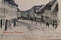 Johann Kinau alias Gorch Fock weilte 1899 in Ostheim und sendete Martha Kinau, der Großmutter von Jürgen Klebert, 'Grüße aus dem Rhöngebirge'. Auf der Postkarte ist die Ostheimer Marktstraße zu sehen mit dem Gasthaus zur Krone (vorne links).