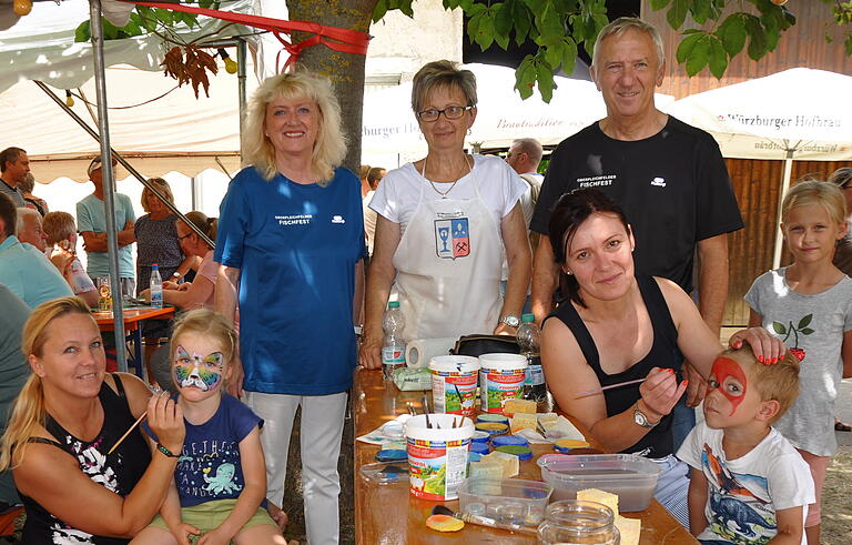 Beim Kinderschminken (von links) Edina Uinkelmanne, Bürgermeisterin Martina Rottmann, Angela Csik, Walter Kötzner und Andrea Sörös. Beim Kinderschminken (von links) Edina Uinkelmanne, Bürgermeisterin Martina Rottmann, Angela Csik, Walter Kötzner und Andrea Sörös.