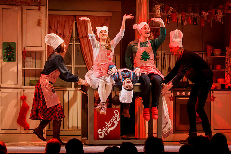 Das Musical 'Die Weihnachtsbäckerei' erzählt die Abenteuer von drei Geschwistern in der Vorweihnachtszeit - eingebettet in 20 Winter- und Weihnachtslieder von Rolf Zuckowski. Das Musical 'Die Weihnachtsbäckerei' erzählt die Abenteuer von drei Geschwistern in der Vorweihnachtszeit - eingebettet in 20 Winter- und Weihnachtslieder von Rolf Zuckowski.