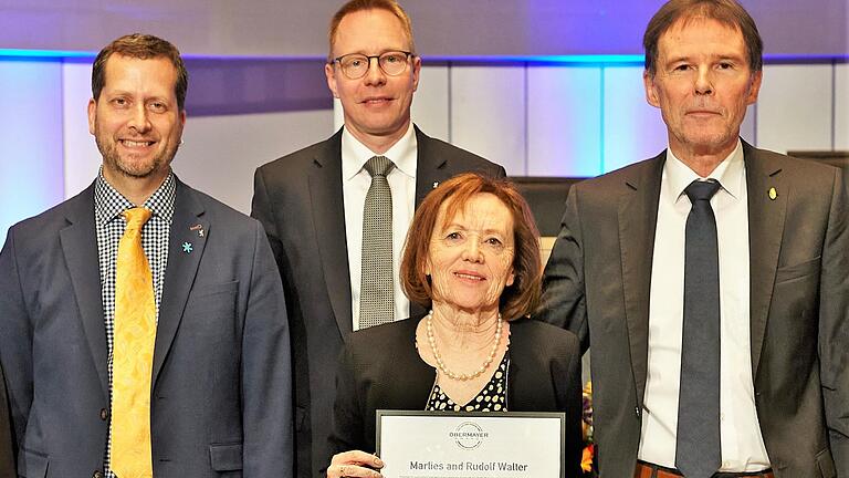 Nach der Preisverleihung: Marlies Walter mit (von rechts) Ehemann Rudolf Walter, Dennis Buchner, Präsident des Berliner Abgeordnetenhauses, und Veranstalter Joel Obermayer, Geschäftsführer Widen the Circle“ - Nach der Preisverleihung: Marlies Walter mit (von rechts) Ehemann Rudolf Walter, Dennis Buchner, Präsident des Berliner Abgeordnetenhauses, und Veranstalter Joel Obermayer, Geschäftsführer Widen the Circle“ Nach der Preisverleihung: Marlies Walter mit (von rechts) Ehemann Rudolf Walter, Dennis Buchner, Präsident des Berliner Abgeordnetenhauses, und Veranstalter Joel Obermayer, Geschäftsführer Widen the Circle“ - Nach der Preisverleihung: Marlies Walter mit (von rechts) Ehemann Rudolf Walter, Dennis Buchner, Präsident des Berliner Abgeordnetenhauses, und Veranstalter Joel Obermayer, Geschäftsführer Widen the Circle“