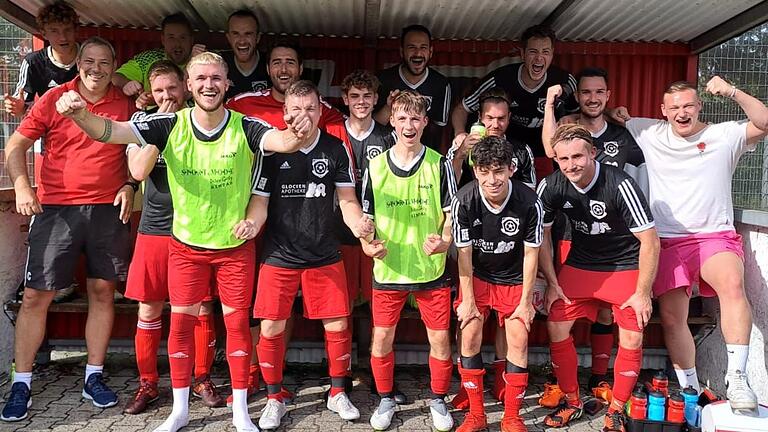 Die Spieler des SV Oberdürrbach posieren nach einem gewonnenen Heimspiel für ein Jubelfoto. Acht von zehn Partien haben die Oberdürrbacher in der A-Klasse Würzburg 1 für sich entschieden, sind aktuell Tabellen-Zweiter. Die Spieler des SV Oberdürrbach posieren nach einem gewonnenen Heimspiel für ein Jubelfoto. Acht von zehn Partien haben die Oberdürrbacher in der A-Klasse Würzburg 1 für sich entschieden, sind aktuell Tabellen-Zweiter.