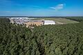 Tesla-Gigafactory       -  Dichter Wald steht am östlichen Teil des Werksgeländes der Tesla Gigafactory.