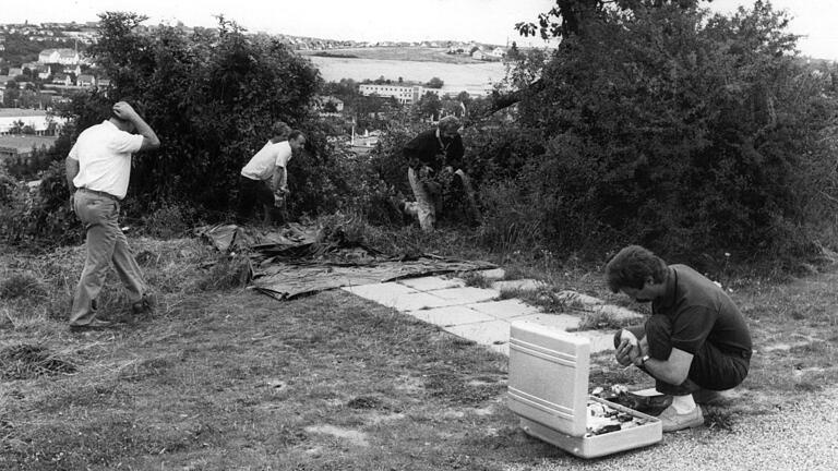 In der Nacht zum 17. Juli  1990 wurde die Irin Sharon Harper in Würzburg erstochen. Ermittler bei der Spurensuche hinter dem Würzburger Tierheim.