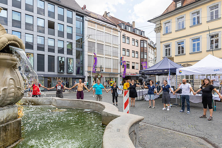 Während einer Gedenkminute wurde eine Menschenkette rund um den Vierröhrenbrunnen gebildet. Während einer Gedenkminute wurde eine Menschenkette rund um den Vierröhrenbrunnen gebildet. 