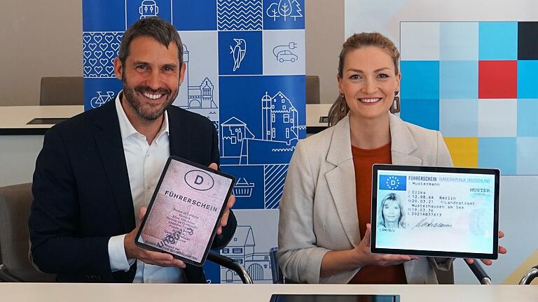 Führerscheine können künftig online umgetauscht werden, zumindest im Landkreis Aschaffenburg. Den neuen Service stellten jetzt Landrat Alexander Legler und Digitalministerin Judith Gerlach vor. Führerscheine können künftig online umgetauscht werden, zumindest im Landkreis Aschaffenburg. Den neuen Service stellten jetzt Landrat Alexander Legler und Digitalministerin Judith Gerlach vor.