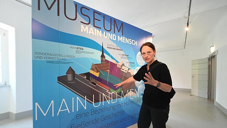 Kuratorin Dagmar Stonus ist mit dem Aufbau des Museumsbestands beschäftigt. Schautafeln vermitteln einen ersten Eindruck vom Museum 'Main und Mensch', das 2026 im Ochsenfurter Spital eröffnen soll.&nbsp;