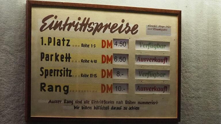 So manch einer hatte schon nach einem Sperrsitz gefragt, erzählt Vorsitzende Christine Jenike. Das Schild im Eingangsbereich: nur ein Gag. So manch einer hatte schon nach einem Sperrsitz gefragt, erzählt Vorsitzende Christine Jenike. Das Schild im Eingangsbereich: nur ein Gag.