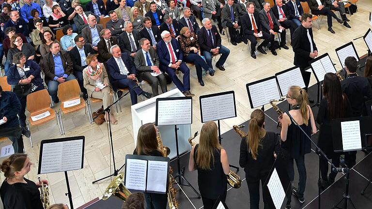 Vor der gefüllten Aula glänzten die Bigband der Schule und der große Chor mit gelungenen musikalischen Einlagen. Vor der gefüllten Aula glänzten die Bigband der Schule und der große Chor mit gelungenen musikalischen Einlagen.