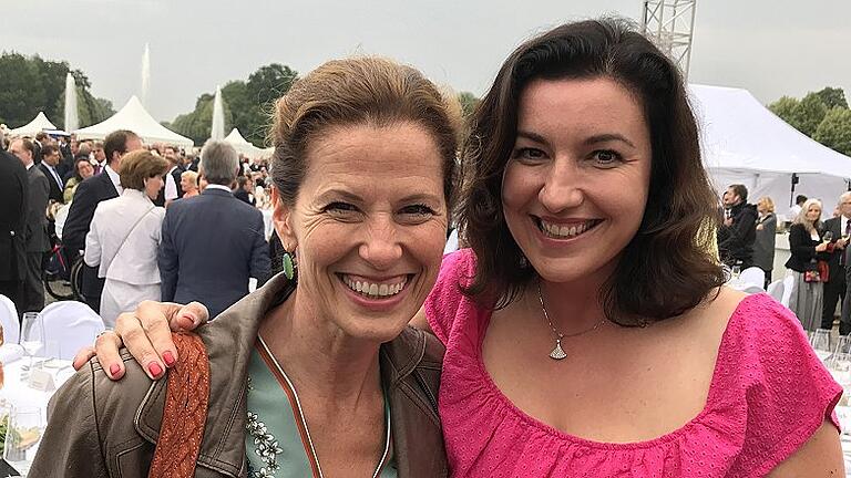 Staatsministerin Dorothee Bär (rechts) mit der Schauspielerin Heidrun Gärtner („Dahoam is Dahoam“) beim Sommerempfang. Staatsministerin Dorothee Bär (rechts) mit der Schauspielerin Heidrun Gärtner („Dahoam is Dahoam“) beim Sommerempfang.