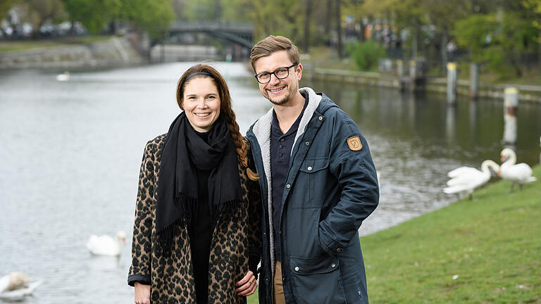 Madeleine Hofmann und ihr Freund Alexander Vogt stehen am Landwehrkanal in der Nähe der Admiralbrücke im Herzen von Berlin-Kreuzberg. Madeleine Hofmann und ihr Freund Alexander Vogt stehen am Landwehrkanal in der Nähe der Admiralbrücke im Herzen von Berlin-Kreuzberg.