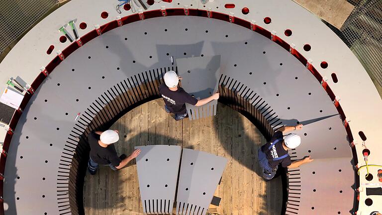 2015: Bei der Überholung des Pumpspeicherkraftwerks Langenprozelten bekommt ein Generator neue Blechpakete. Je drei Arbeiter legen im Schichtbetrieb von Hand dünne Metallplatten auf. 2015: Bei der Überholung des Pumpspeicherkraftwerks Langenprozelten bekommt ein Generator neue Blechpakete. Je drei Arbeiter legen im Schichtbetrieb von Hand dünne Metallplatten auf.