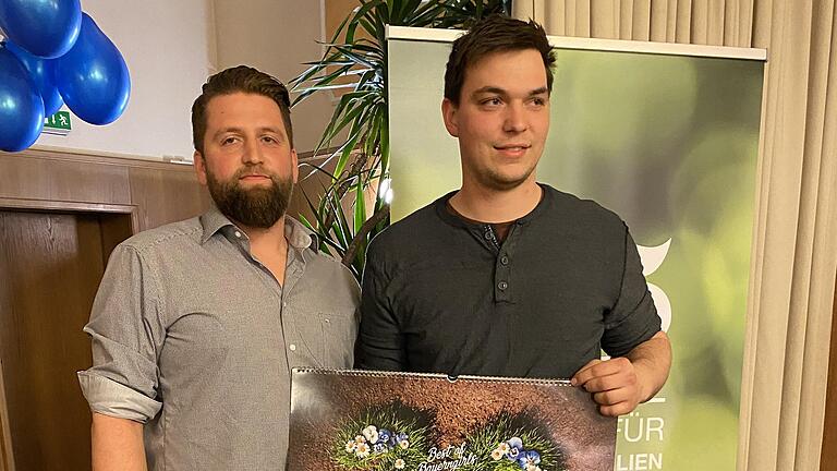 Helmut Keidel aus Rimpar wurde vom Bauernverband Würzburg zum aktivsten Obmann des Jahres 2019 gekürt. Den überreichten Jungbauernkalender übergab Michael Stolzenberger (Kreisobmann) stellvertretend an seinen Sohn Michael Keidel. Helmut Keidel aus Rimpar wurde vom Bauernverband Würzburg zum aktivsten Obmann des Jahres 2019 gekürt. Den überreichten Jungbauernkalender übergab Michael Stolzenberger (Kreisobmann) stellvertretend an seinen Sohn Michael Keidel.