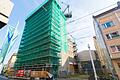 Das seit Jahren eingerüstete früher Ämterhochhaus der Stadt in der&nbsp; Augustinerstrasse  9. Gegen den Abriss und Wiederaufbau – von der Stadt genehmigt – klagen zwei Nachbarn.