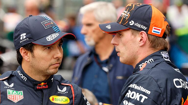 Großer Preis von Belgien       -  Ein Gespräch unter Teamkollegen: Sergio Perez und Max Verstappen.