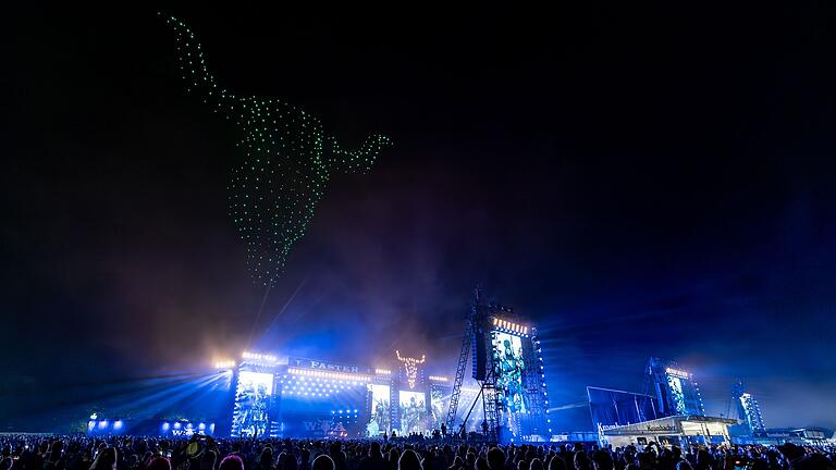 Letzter Tag des Wacken Open Air       -  Kurz vor Schluss gibt es eine Drohnenshow.