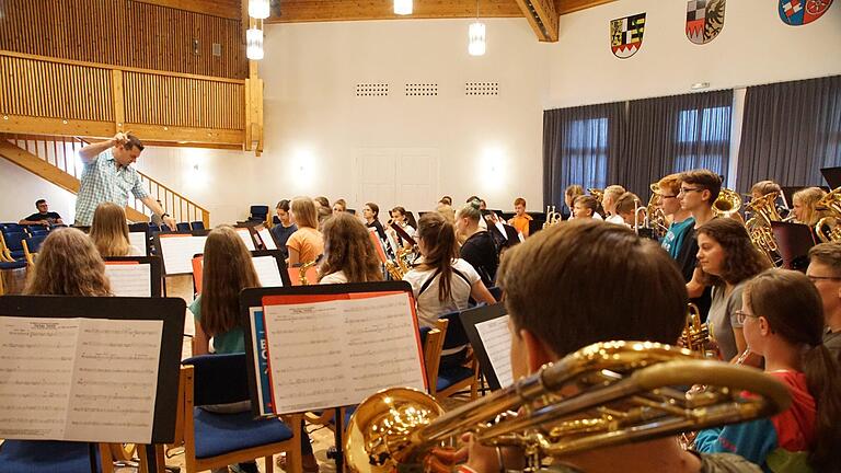 André Degand dirigiert die Proben des Gesamtorchesters.Foto: Arkadius Guzy       -  André Degand dirigiert die Proben des Gesamtorchesters.Foto: Arkadius Guzy