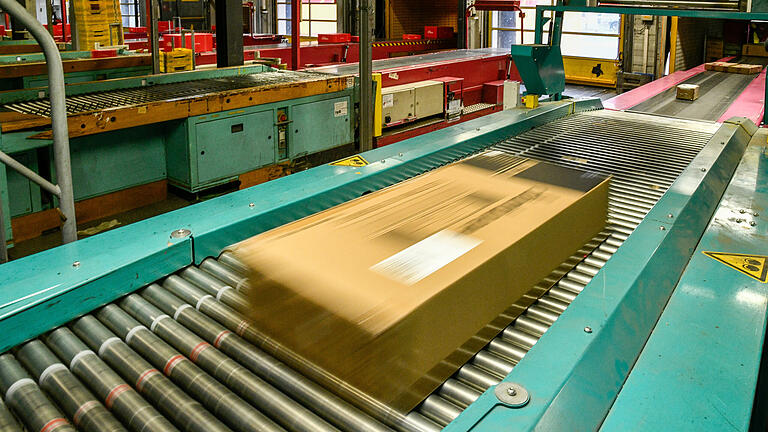 Wo die Schnelligkeit zählt: Mit zwei Metern pro Sekunde jagen die Pakete im Kitzinger Paketzentrum über die Förderbänder. Wo die Schnelligkeit zählt: Mit zwei Metern pro Sekunde jagen die Pakete im Kitzinger Paketzentrum über die Förderbänder.
