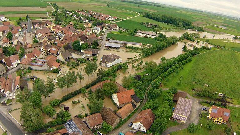 Im Juni 2013 hat der Volkachbach weite Teile des Zeilitzheimer Altorts unter Wasser gesetzt. Im Juni 2013 hat der Volkachbach weite Teile des Zeilitzheimer Altorts unter Wasser gesetzt.
