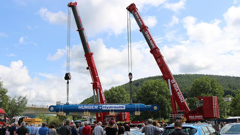 Vor den Augen zahlreicher Schaulustiger lässt die Lohrer Hydraulikfirma Hunger einen 210 Tonnen schweren Riesenzylinder auf der Mainlände auf ein Frachtschiff verladen. Vor den Augen zahlreicher Schaulustiger lässt die Lohrer Hydraulikfirma Hunger einen 210 Tonnen schweren Riesenzylinder auf der Mainlände auf ein Frachtschiff verladen.