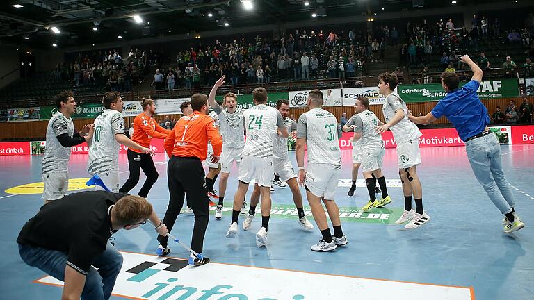 Die Handballer der DJK Rimpar Wölfe feiern ihren ersten Heimsieg der Saison mit Pogo und Humba täterää. Die Handballer der DJK Rimpar Wölfe feiern ihren ersten Heimsieg der Saison mit Pogo und Humba täterää. 