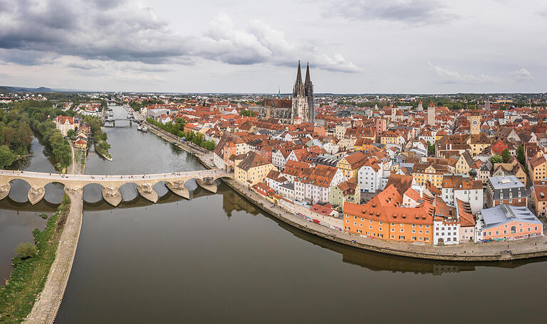 Der Blick von der Donau auf das Stadt-Panorama von Regensburg.