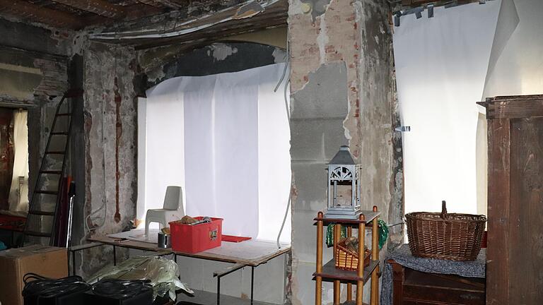 Die Schaufenster des Ladens sind zugehängt, direkt davor liegt der Marktplatz.