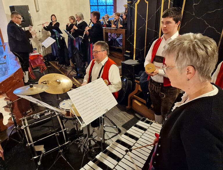 Der Musikverein brillierte in der Kirche auf der Empore unter der Leitung von Stefan Wagner  mit 'I will follow him - The theme from SISTER ACT' und mit einem 'Arrival von Abba'.