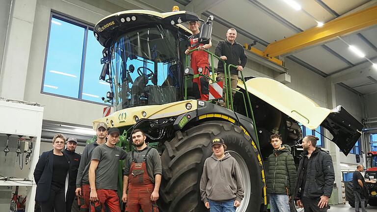 Bei der Ausbildung auf dem XXL-Häcksler geht es hoch hinaus: In der Firma Landtechnik Müller durfte ein Blick in die Werkstatt geworfen werden. Bei der Ausbildung auf dem XXL-Häcksler geht es hoch hinaus: In der Firma Landtechnik Müller durfte ein Blick in die Werkstatt geworfen werden.