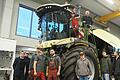 Bei der Ausbildung auf dem XXL-Häcksler geht es hoch hinaus: In der Firma Landtechnik Müller durfte ein Blick in die Werkstatt geworfen werden.
