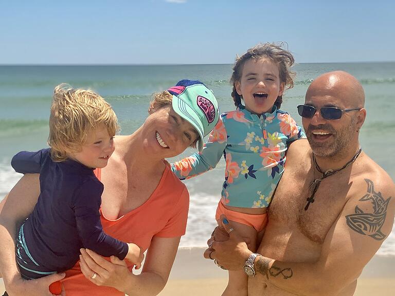 Der gebürtige Kürnacher Oli Grieb lebt mit seiner Frau Kathryn und den Kindern Zoey und Boe in den USA.