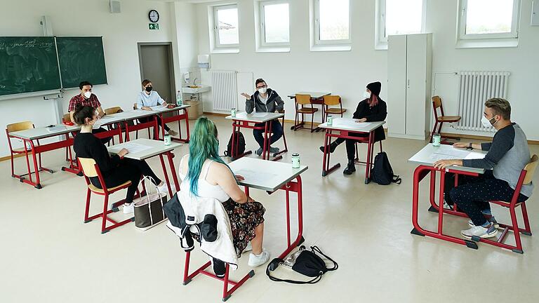 Schülerinnen und Schüler der FOS/BOS Marktheidenfeld diskutierten auf Englisch, um sich auf das Abitur vorzubereiten. Laut Schulleiter Fred Strauß haben sie auch das Homeschooling 'sehr gut mitgemacht.' Schülerinnen und Schüler der FOS/BOS Marktheidenfeld diskutierten auf Englisch, um sich auf das Abitur vorzubereiten. Laut Schulleiter Fred Strauß haben sie auch das Homeschooling 'sehr gut mitgemacht.'
