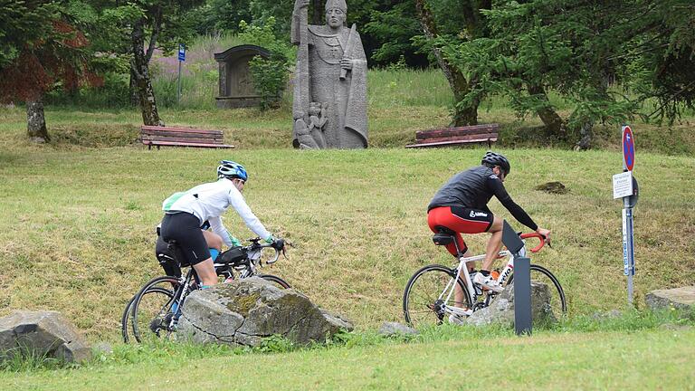 Auf dem Rad durch die schöne hügelige Rhön wie hier zum Kreuzberg ging es beim beliebten Rhöner Kuppenritt (Archivbild von 2019), der diesem Jahr der Pandemie zum Opfer fällt. Auf dem Rad durch die schöne hügelige Rhön wie hier zum Kreuzberg ging es beim beliebten Rhöner Kuppenritt (Archivbild von 2019), der diesem Jahr der Pandemie zum Opfer fällt.