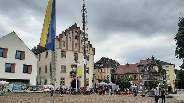 Am Marktplatz wurde vom Weingut Lange Schloss Saaleck bewirtet. - Am Marktplatz wurde vom Weingut Lange Schloss Saaleck bewirtet. Am Marktplatz wurde vom Weingut Lange Schloss Saaleck bewirtet. - Am Marktplatz wurde vom Weingut Lange Schloss Saaleck bewirtet.