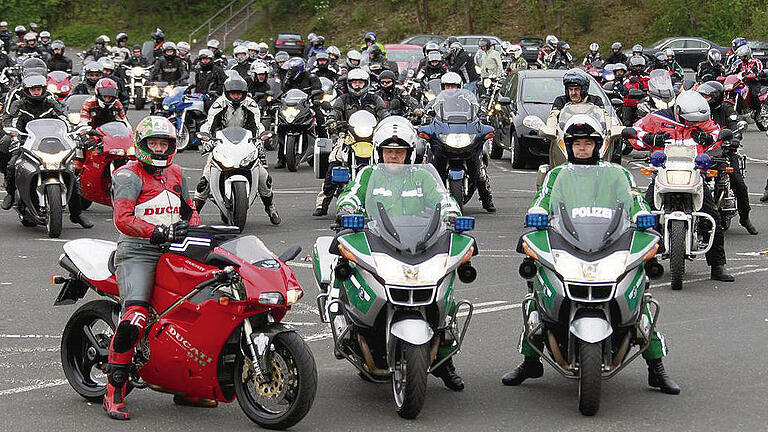 300 Biker aus der Region bei Sternfahrt nach Kulmbach - (ehe) 300 Biker aus dem Raum Würzburg starteten am frühen Sonntagmorgen mit ihren Maschinen vom Dallenbergparkplatz unter der Obhut der Polizei, Rettungsdienste und des ADAC nach Oberfranken. Ziel war die zentrale Verkehrssicherheits-Veranstaltung für Motorradfahrer in Kulmbach. Angeführt wurde der Tross aus Würzburg von der Kradstaffel des Polizeipräsidiums mit deren Leiter Guido Molinari und von Christian Hochstein als Vertreter des Bayerischen Fahrlehrer-Verbandes. Ziel der Veranstaltung war, die Biker für ein verantwortungsvolles Verhalten im Straßenverkehr zu sensibilisieren. „Ankommen statt umkommen“ hieß es beim Start. Intensiver denn je wurden die Biker auf die Saison vorbereitet, nachdem im Vorjahr viele Motorradfahrer auf unterfränkischen Straßen ihr Leben lassen mussten. Die Polizei hat eigens einen Flyer aufgelegt mit Tipps für die Sicherheit der Biker. Darüber hinaus gab's in Zusammenarbeit mit der Verkehrswacht drei kostenlose Sicherheitstrainings. 300 Biker aus der Region bei Sternfahrt nach Kulmbach - (ehe) 300 Biker aus dem Raum Würzburg starteten am frühen Sonntagmorgen mit ihren Maschinen vom Dallenbergparkplatz unter der Obhut der Polizei, Rettungsdienste und des ADAC nach Oberfranken. Ziel war die zentrale Verkehrssicherheits-Veranstaltung für Motorradfahrer in Kulmbach. Angeführt wurde der Tross aus Würzburg von der Kradstaffel des Polizeipräsidiums mit deren Leiter Guido Molinari und von Christian Hochstein als Vertreter des Bayerischen Fahrlehrer-Verbandes. Ziel der Veranstaltung war, die Biker für ein verantwortungsvolles Verhalten im Straßenverkehr zu sensibilisieren. „Ankommen statt umkommen“ hieß es beim Start. Intensiver denn je wurden die Biker auf die Saison vorbereitet, nachdem im Vorjahr viele Motorradfahrer auf unterfränkischen Straßen ihr Leben lassen mussten. Die Polizei hat eigens einen Flyer aufgelegt mit Tipps für die Sicherheit der Biker. Darüber hinaus gab's in Zusammenarbeit mit der Verkehrswacht drei kostenlose Sicherheitstrainings.
