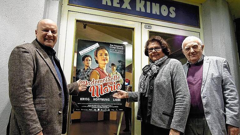 Rex Kino Feiler Schaufler - Das Rex-Kino öffnet seine Pforten für den fränkischen Erfolgsfilm „Mademoiselle Marie“. Die Kinobetreiber Elke und Heinz Schaufler freuen sich ebenso auf einige wenige Vorstellungen wie der Geschäftsführer der Tourismus und Stadtmarketing GmbH, Michael Feiler (links). Rex Kino Feiler Schaufler - Das Rex-Kino öffnet seine Pforten für den fränkischen Erfolgsfilm „Mademoiselle Marie“. Die Kinobetreiber Elke und Heinz Schaufler freuen sich ebenso auf einige wenige Vorstellungen wie der Geschäftsführer der Tourismus und Stadtmarketing GmbH, Michael Feiler (links).