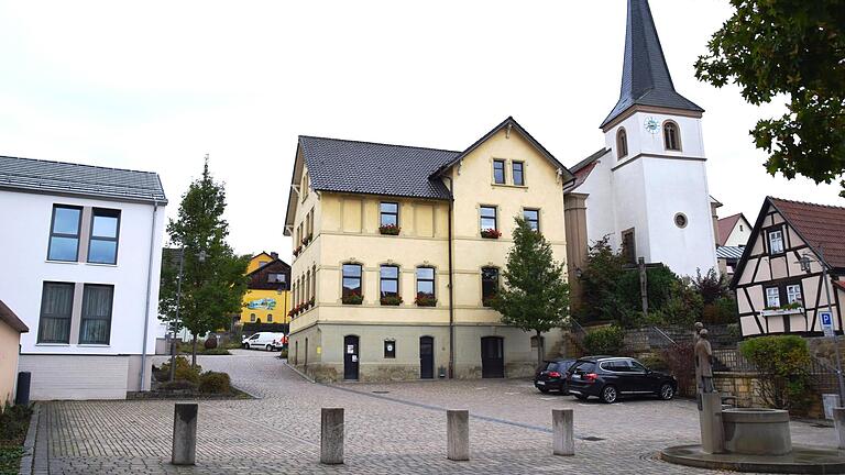 Ein Nahwärmenetz mit einer Pelletanlage versorgt am sanierten Hambacher Dorfplatz das Pfarrhaus und Pfarrheim (links) sowie die Kirche und das alte Rathaus mit Musikschule (Mitte).