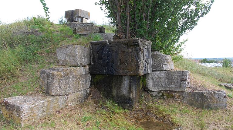 Ein Naturstein-Kunstwerk symbolisiert am Rothberg-Pumpwerk die Wassergewinnung durch den Wasserbeschaffungsverband, was der Freistaat einst mit dem Staatspreis honorierte.