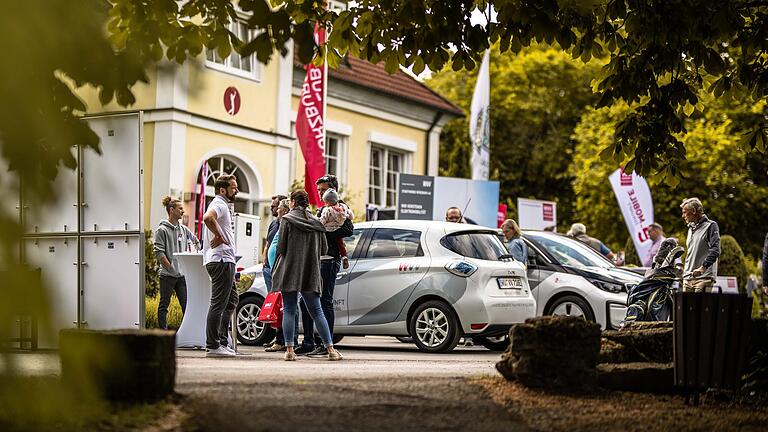 Beim diesjährigen E-Mobiliätstag der WVV im Golf Club Würzburg konnten die rund 700 Besucher sich über die neusten Entwicklungen im Bereich E-Mobilität informieren. Beim diesjährigen E-Mobiliätstag der WVV im Golf Club Würzburg konnten die rund 700 Besucher sich über die neusten Entwicklungen im Bereich E-Mobilität informieren. 