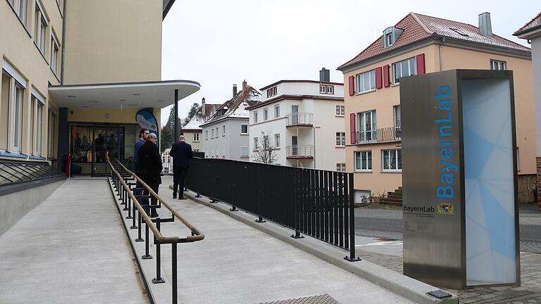 Das Bayern-Lab in Lohr ist im Erdgeschoss des Amtes für Digitalisierung, Breitband und Vermessung an der Erthalstraße untergebracht. Das Bayern-Lab in Lohr ist im Erdgeschoss des Amtes für Digitalisierung, Breitband und Vermessung an der Erthalstraße untergebracht.