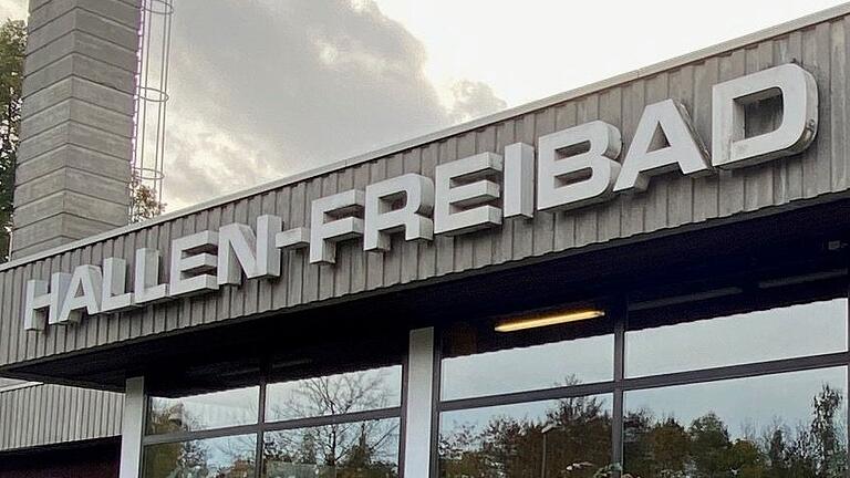 Das Hallen-Freibad in Mellrichstadt ist in die Jahre gekommen. Eine Sanierung ist dringend nötig und teuer. Das Hallen-Freibad in Mellrichstadt ist in die Jahre gekommen. Eine Sanierung ist dringend nötig und teuer. 