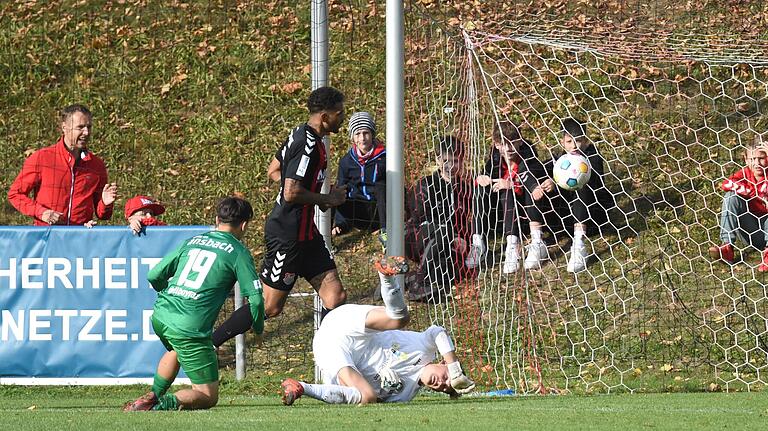 Der eingewechselte Michael Dellinger (hinten) bereitete das Tor zum 2:0 für den TSV Aubstadt vor. Der eingewechselte Michael Dellinger (hinten) bereitete das Tor zum 2:0 für den TSV Aubstadt vor.