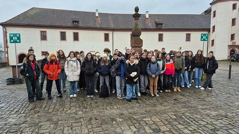 Die Jugendlichen im Innenhof der Festung Marienberg, Würzburg. Die Jugendlichen im Innenhof der Festung Marienberg, Würzburg.