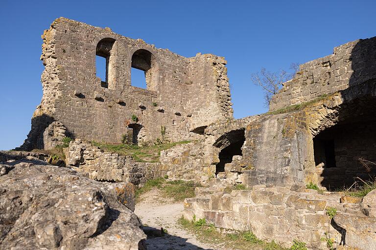 Die Reste der alten Burg: die Ruine Homburg hoch über dem Tal. Die Reste der alten Burg: die Ruine Homburg hoch über dem Tal.